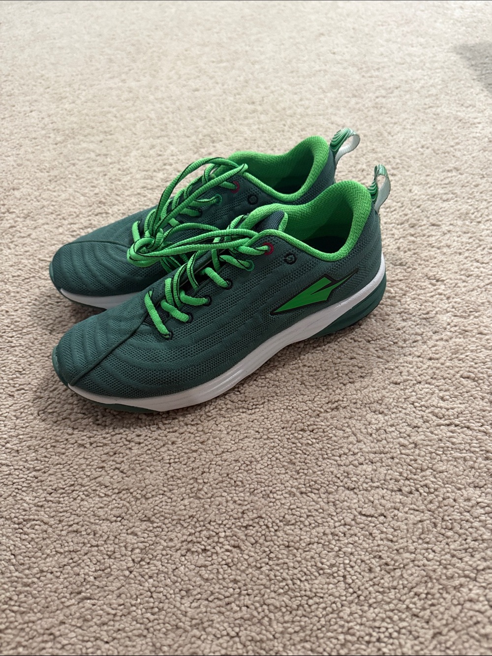 Men's Green Athletic Running Shoes with Cushioned Support